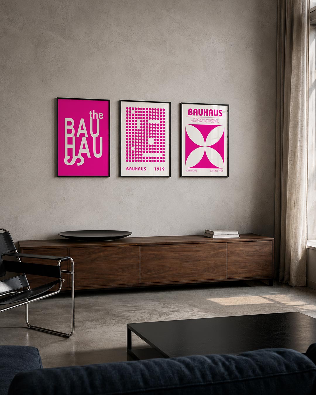 Typografisch kleurcontrast driedelige posterset – deze posterset in drie delen speelt met witte letters op een felroze