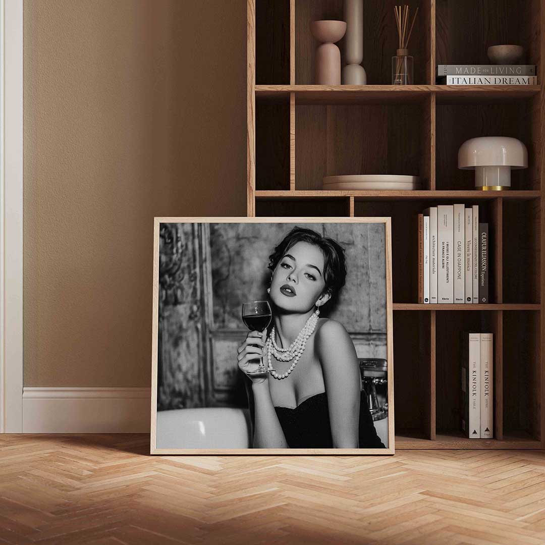 Vrouw met wijnglas – kleurrijke Pop Art poster in vierkant formaat