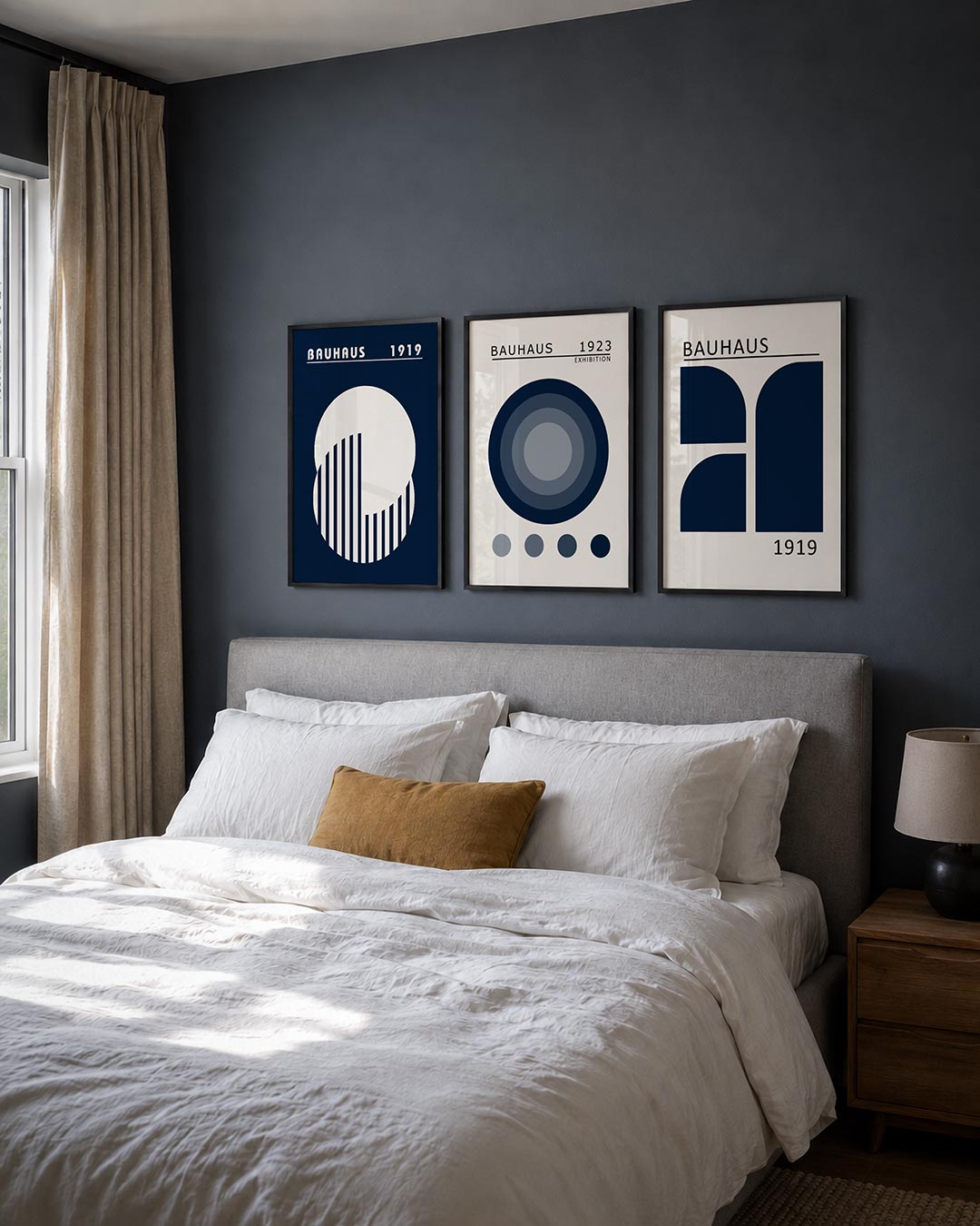 Cirkel en strepen posterset – derde productweergave – een donkerblauwe achtergrond met een grote witte cirkel. Binnen de