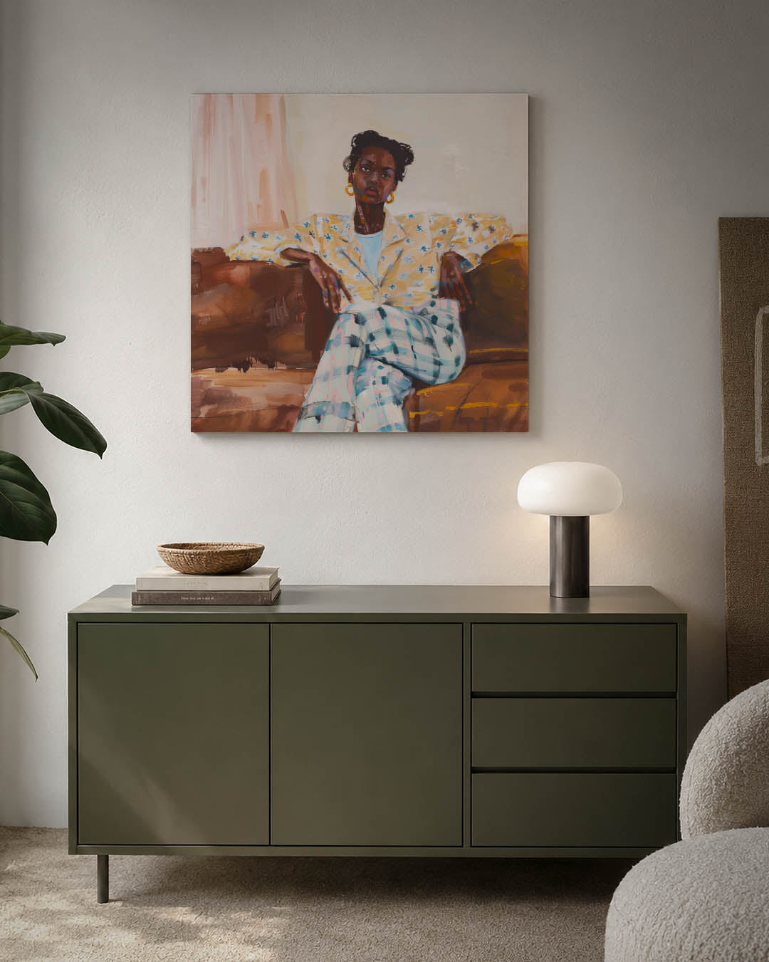 Vrouwelijk portret zittend kunstwerk – detailweergave – dit werk toont een vrouw in een ontspannen pose op een bank. De warme