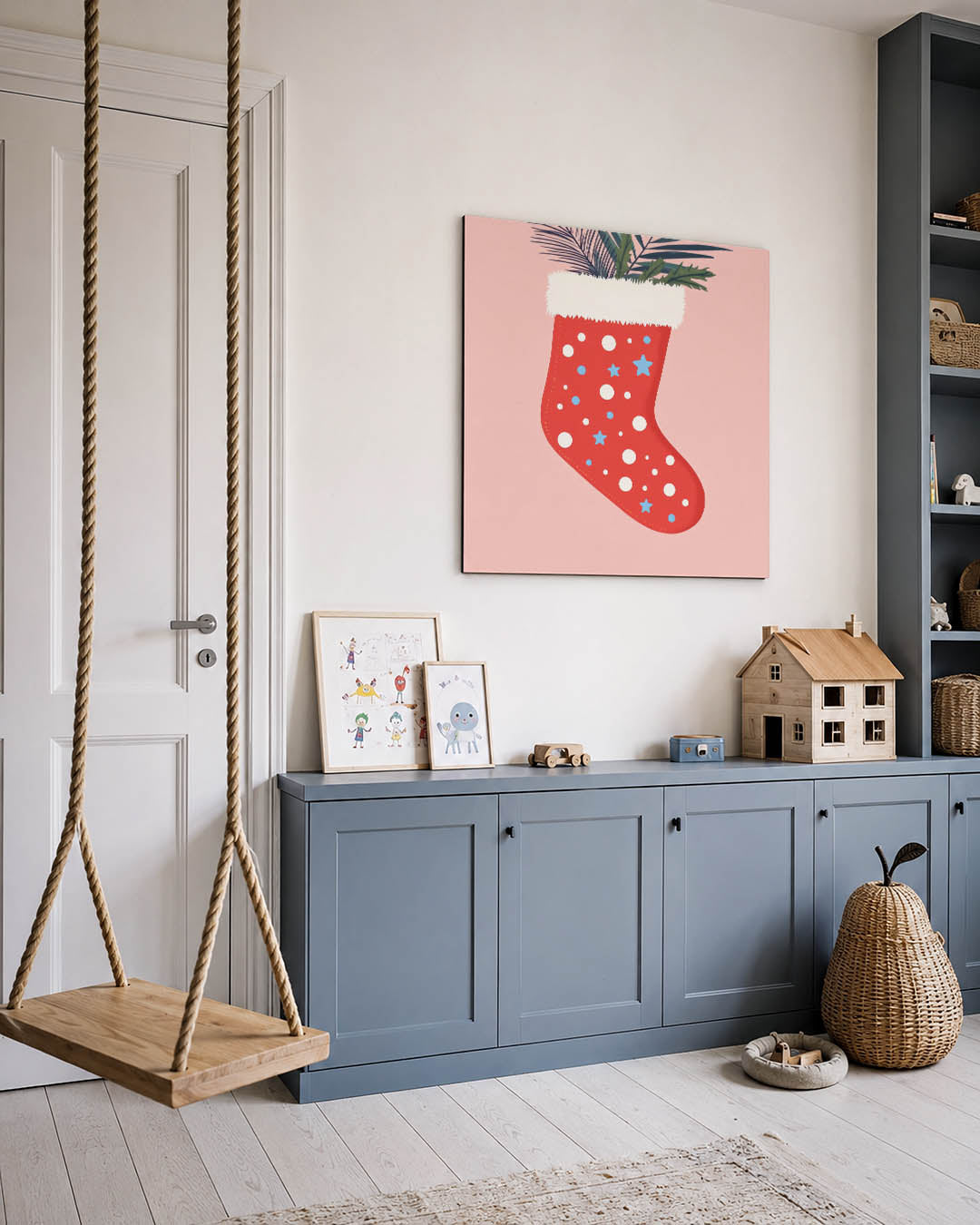 Vrolijke kerstsok kunstwerk – vierkante wanddecoratie – dit toont een rode kerstsok met witte stippen en blauwe sterren