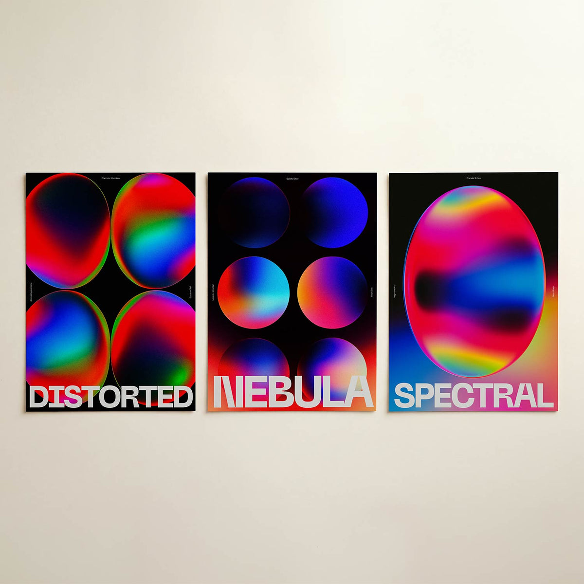 Kleurrijke cirkelcompositie driedelige posterset in interieur