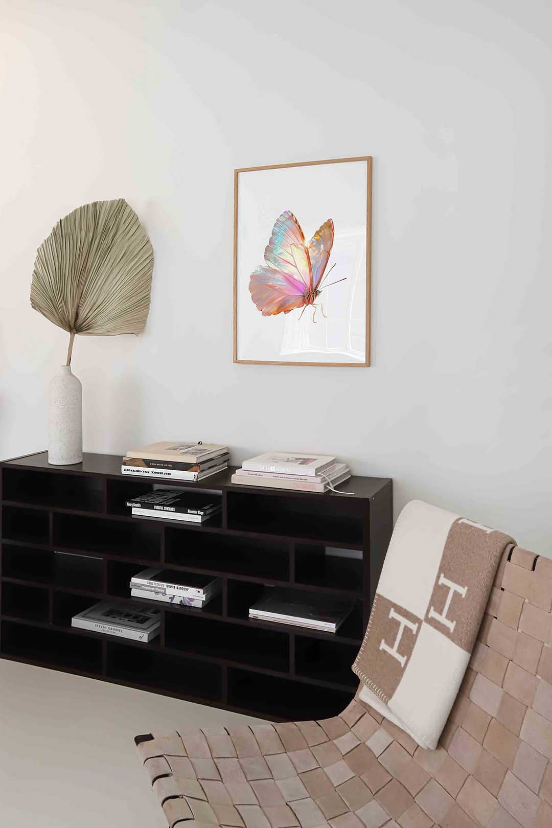 Vlinder met iriserende vleugels – staande kleurrijke abstracte wanddecoratie van WallArtistic