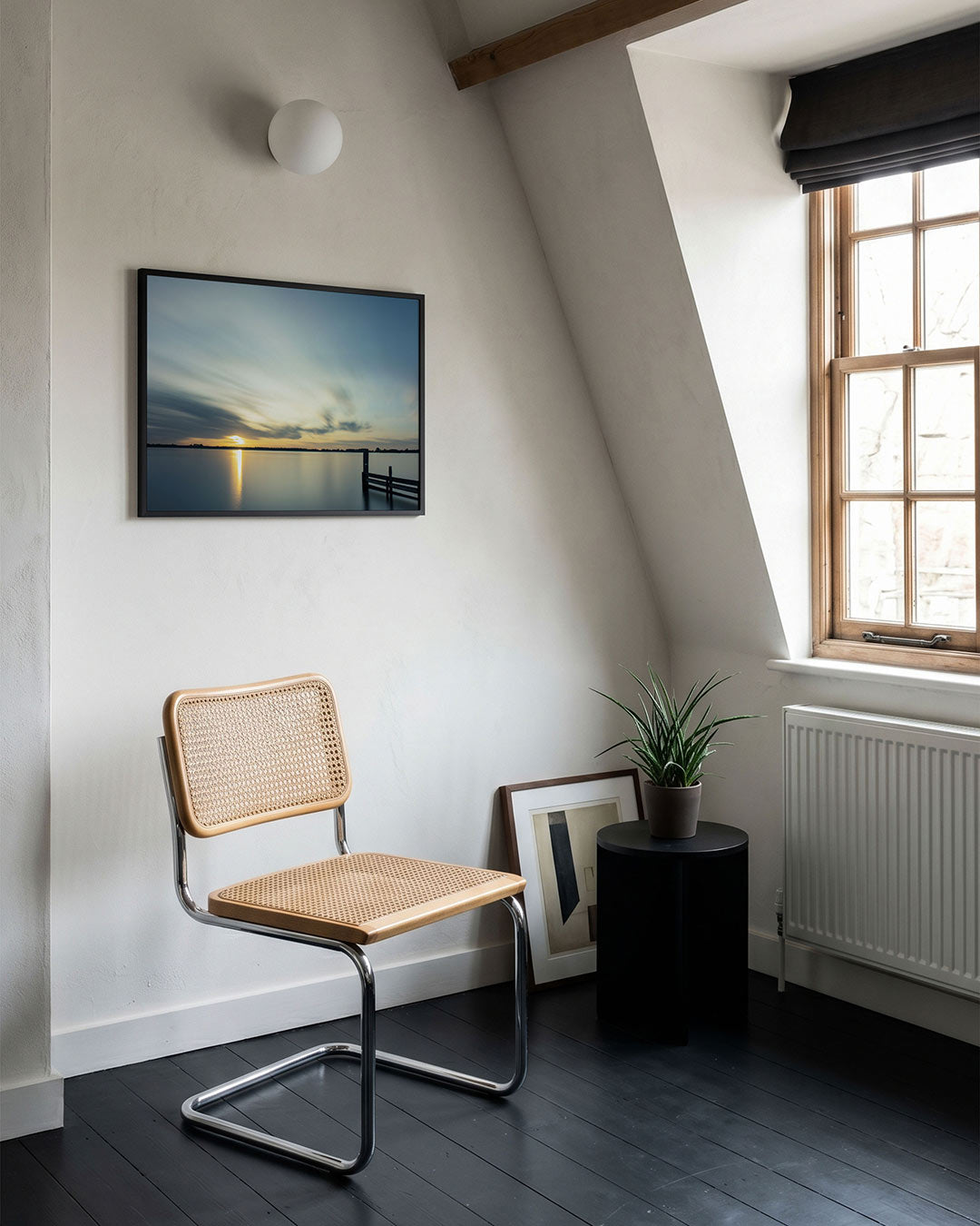 Rustige zonsondergang poster – tweede productweergave – deze poster toont een serene zonsondergang boven een kalm meer, met