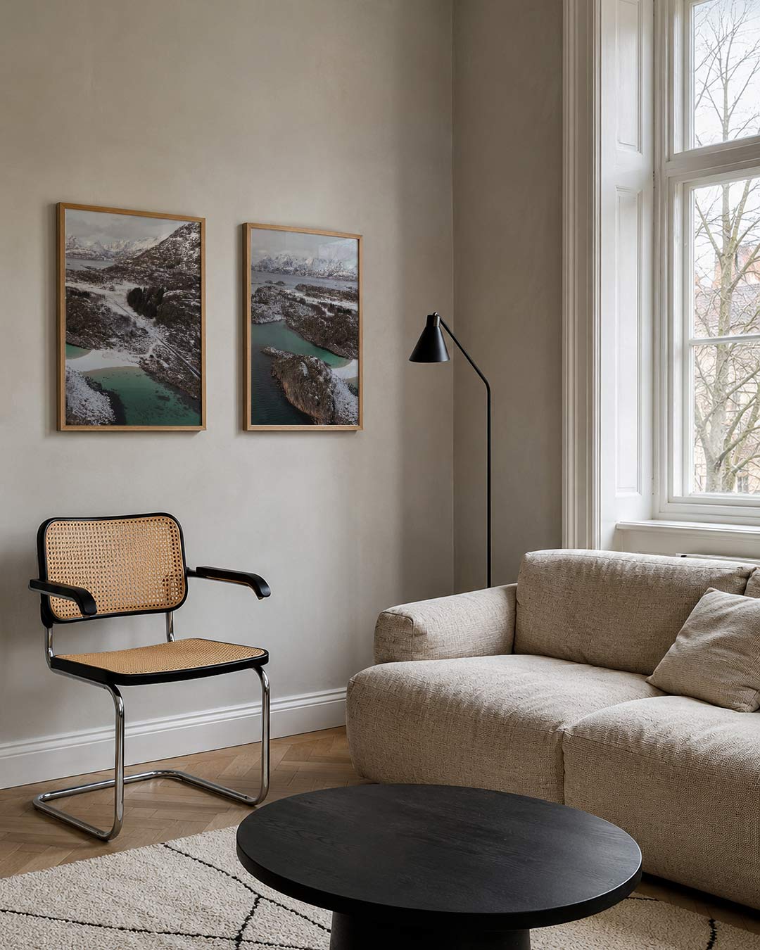 Natuurlijke harmonie posterset – tweede productweergave – een serene winterse kustlijn met turquoise wateren en besneeuwde