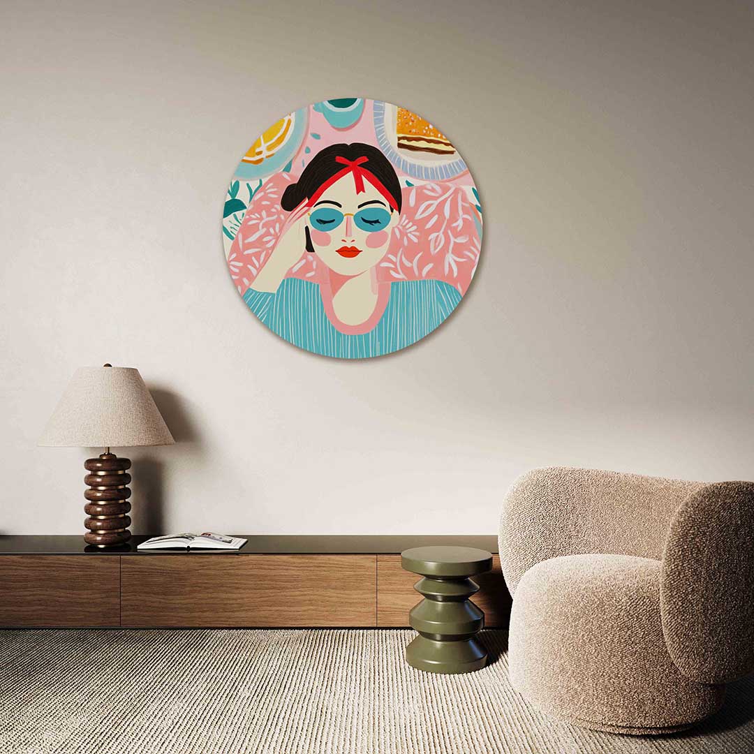 Vrouw met zonnebril – abstracte muurcirkel als ronde wanddecoratie