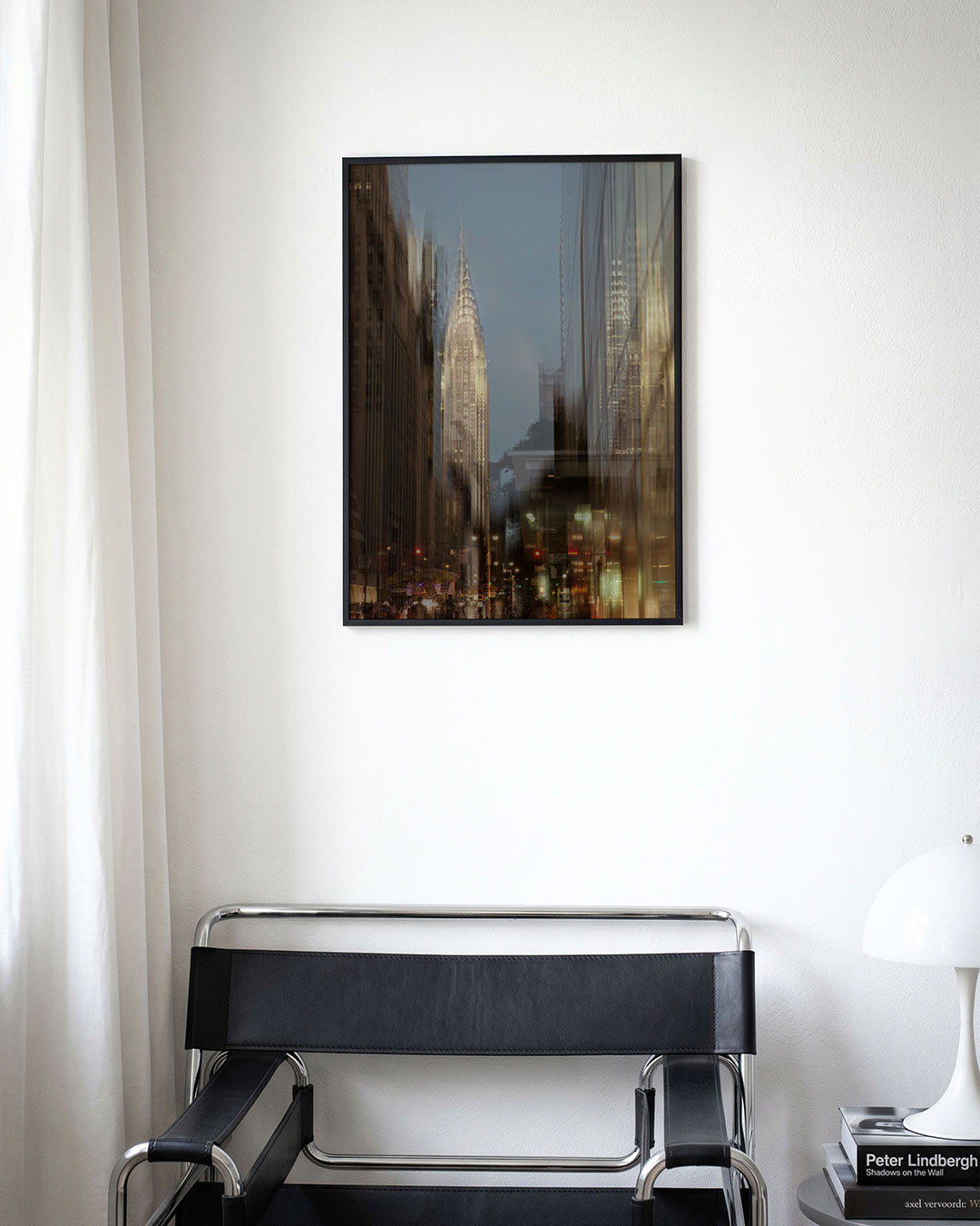 Stedelijke reflecties poster – derde productweergave – deze poster toont een stad met hoge gebouwen en reflecties. De