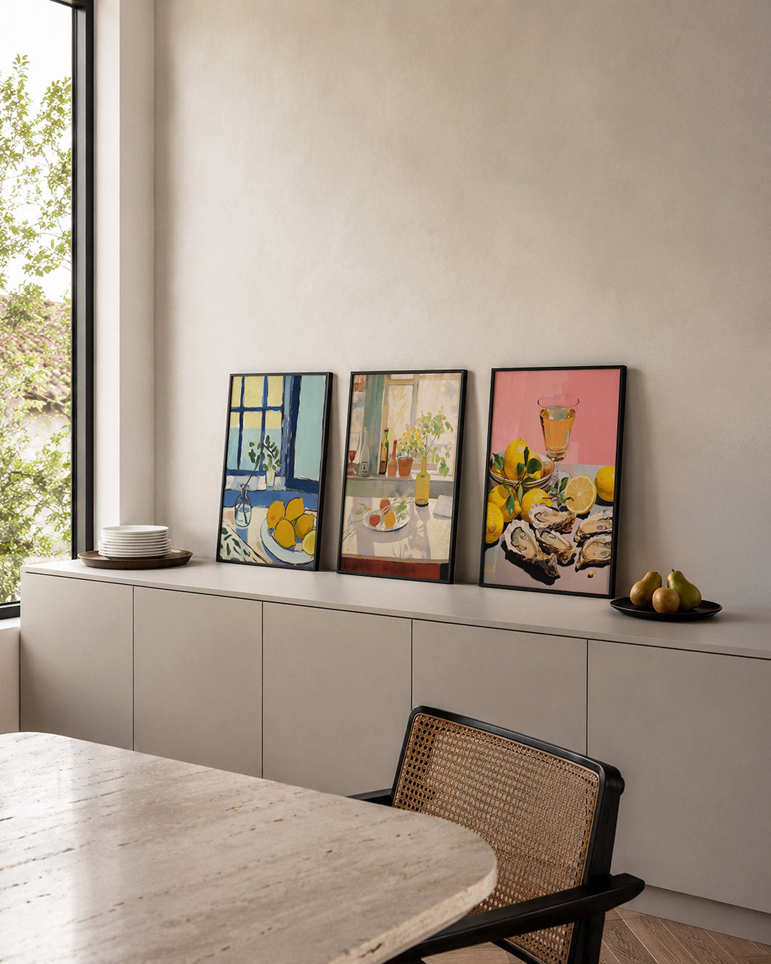 Citroenvenster posterset – detailweergave – heldere citroenen op een tafel voor een raam