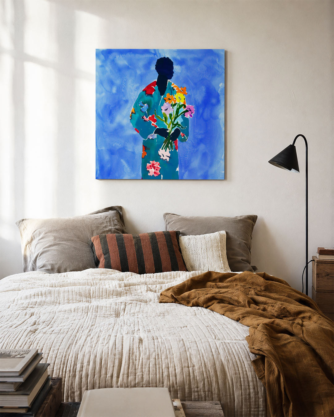 Vrolijke bloemenfiguur kunstwerk – detailweergave – dit werk toont een silhouet met een kleurrijke bloemenprint tegen een