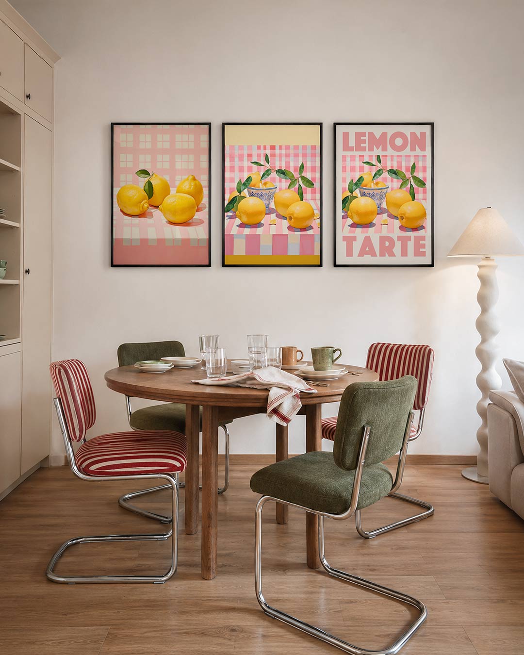 Citroenen en patronen – vier heldere citroenen liggen op een tafel met een roze geruit patroon