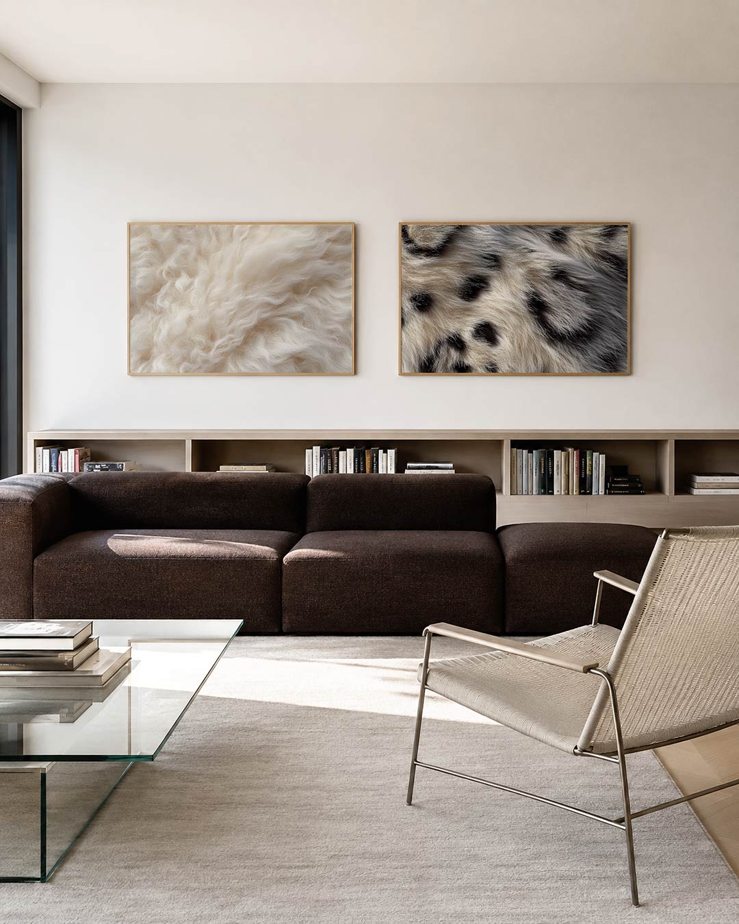 Tweedelige posterset met een zee van golvende, zachte lijnen in crèmekleurige tinten, getoond in een interieur