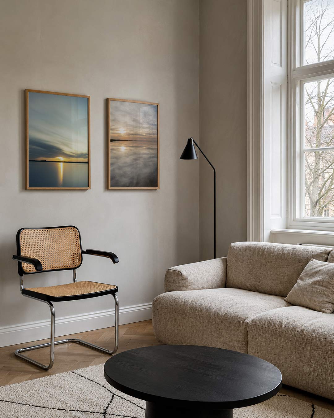 Licht en reflectie posterset – tweede productweergave – een horizon met zachte, vloeiende lijnen. De lucht en het water