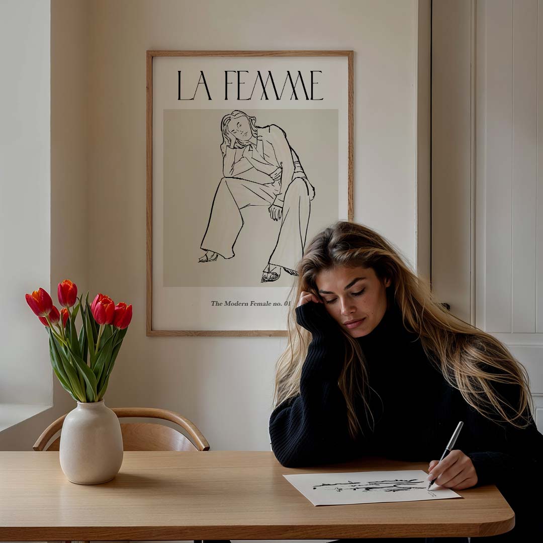 La Femme Modieuze – staande vrouwelijke wanddecoratie van WallArtistic