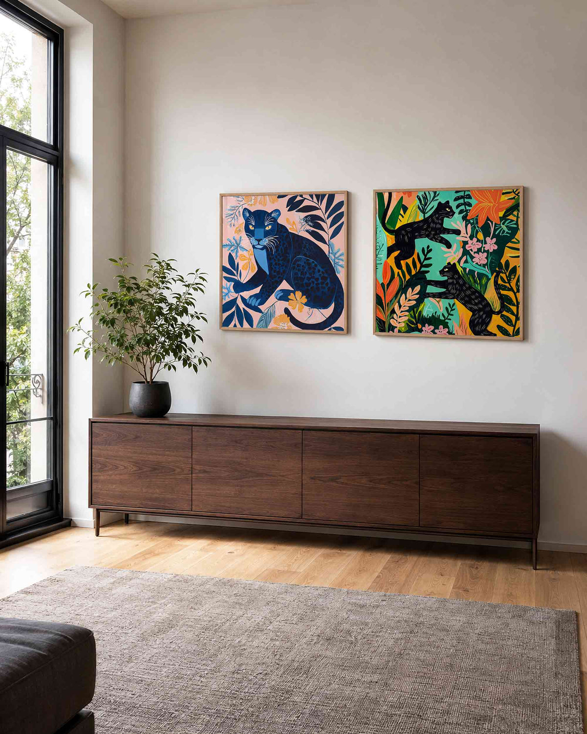 Interieurpresentatie van een tweedelige vierkante posterset met panters tussen bloemen