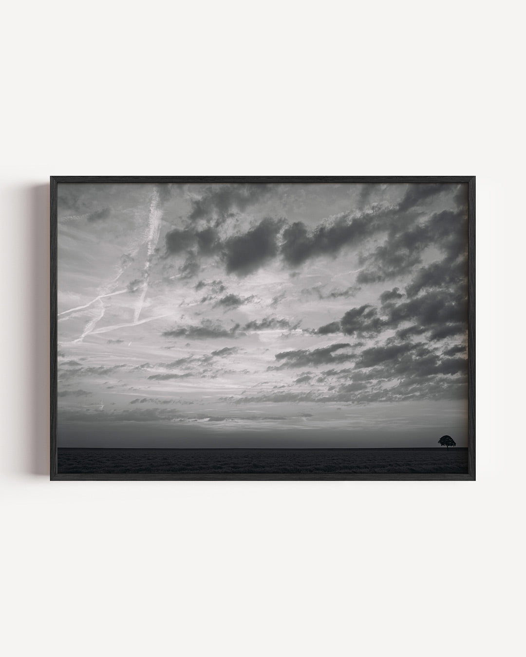 Eenzame boom landschap poster – liggende wanddecoratie – een uitgestrekt landschap met een enkele boom aan de horizon onder