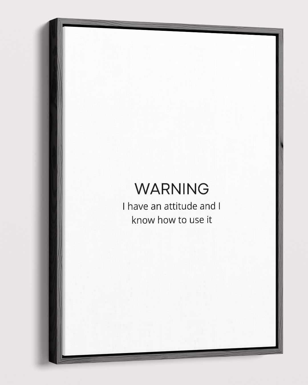 Waarschuwingsbord met Attitude – staande wandkunst voor woonkamer of interieur