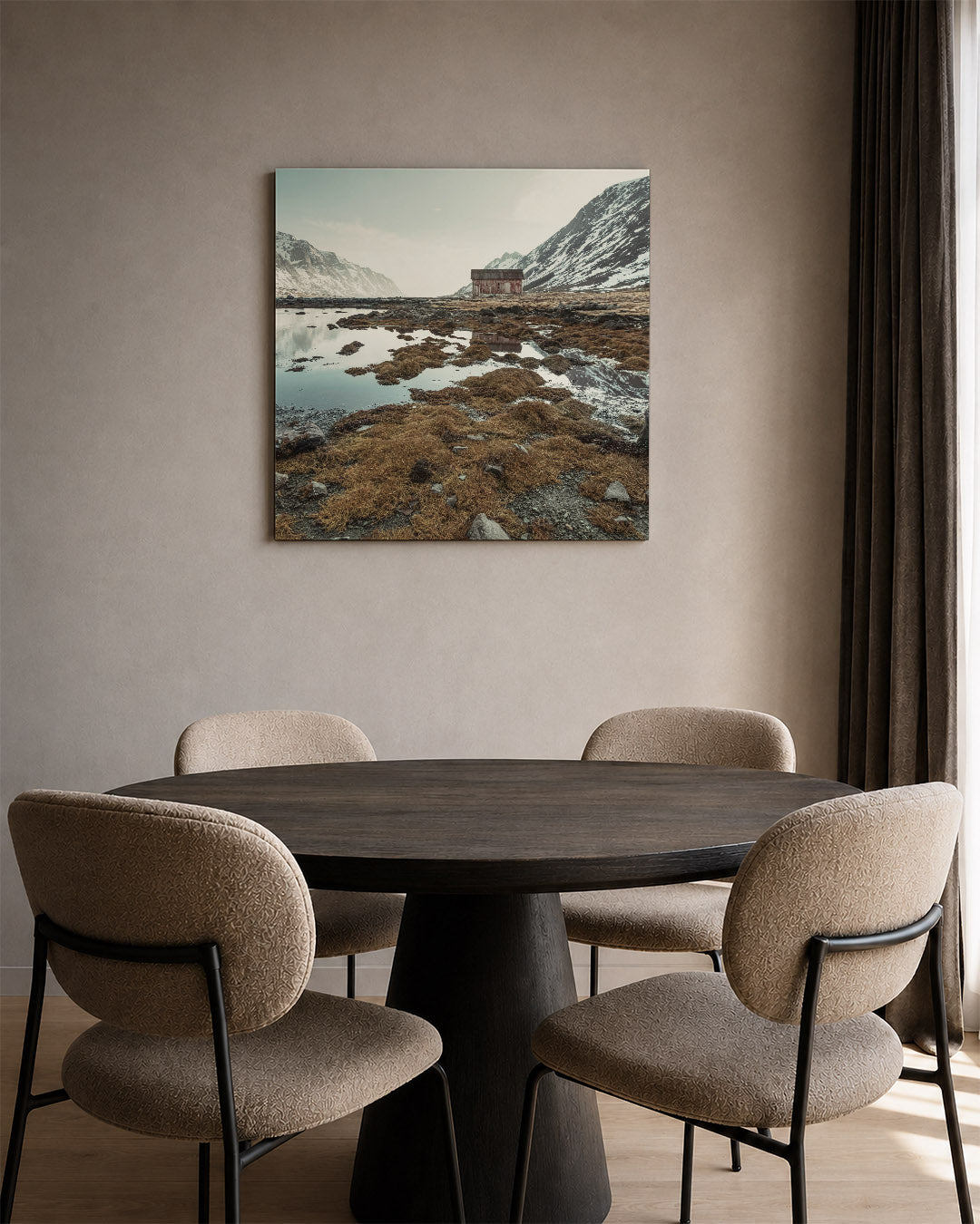 Berglandschap kunstwerk – tweede productweergave – een scène met een hut omringd door bergen en water. De reflecties en