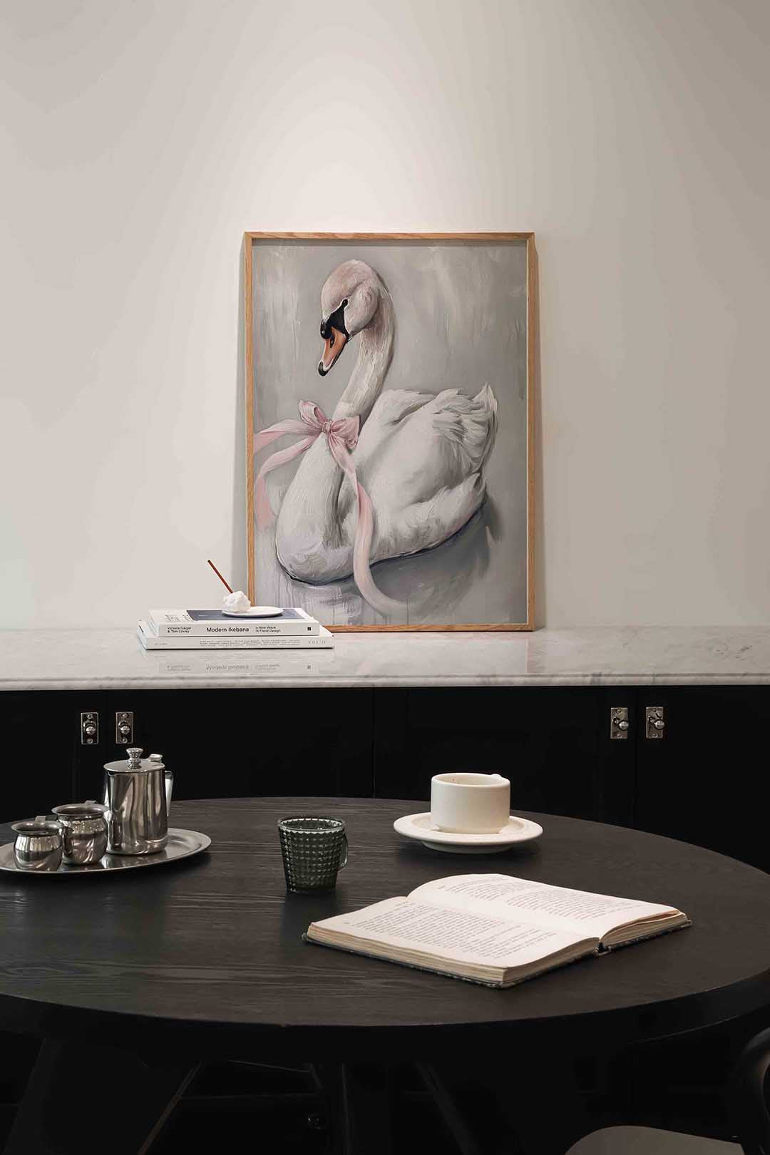 Zwaan met roze strik – abstracte poster in staand formaat