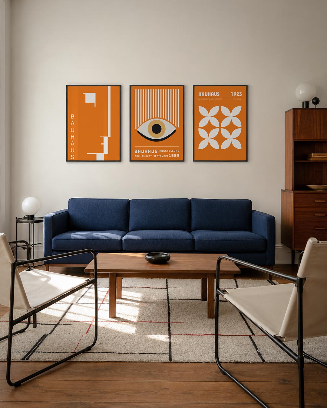 Oranje lijnenspel driedelige posterset – deze posterset in drie delen toont een levendig oranje vlak met witte geometrische