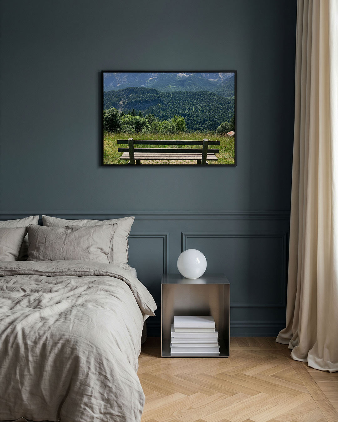 Berglandschap poster – detailweergave – deze poster toont een houten bank met uitzicht op een weelderig groen berglandschap