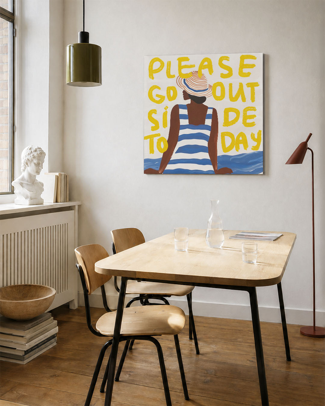 Zomerse stranddag kunstwerk – vierkante wanddecoratie – dit toont een persoon in een gestreepte jurk en hoed, omringd door