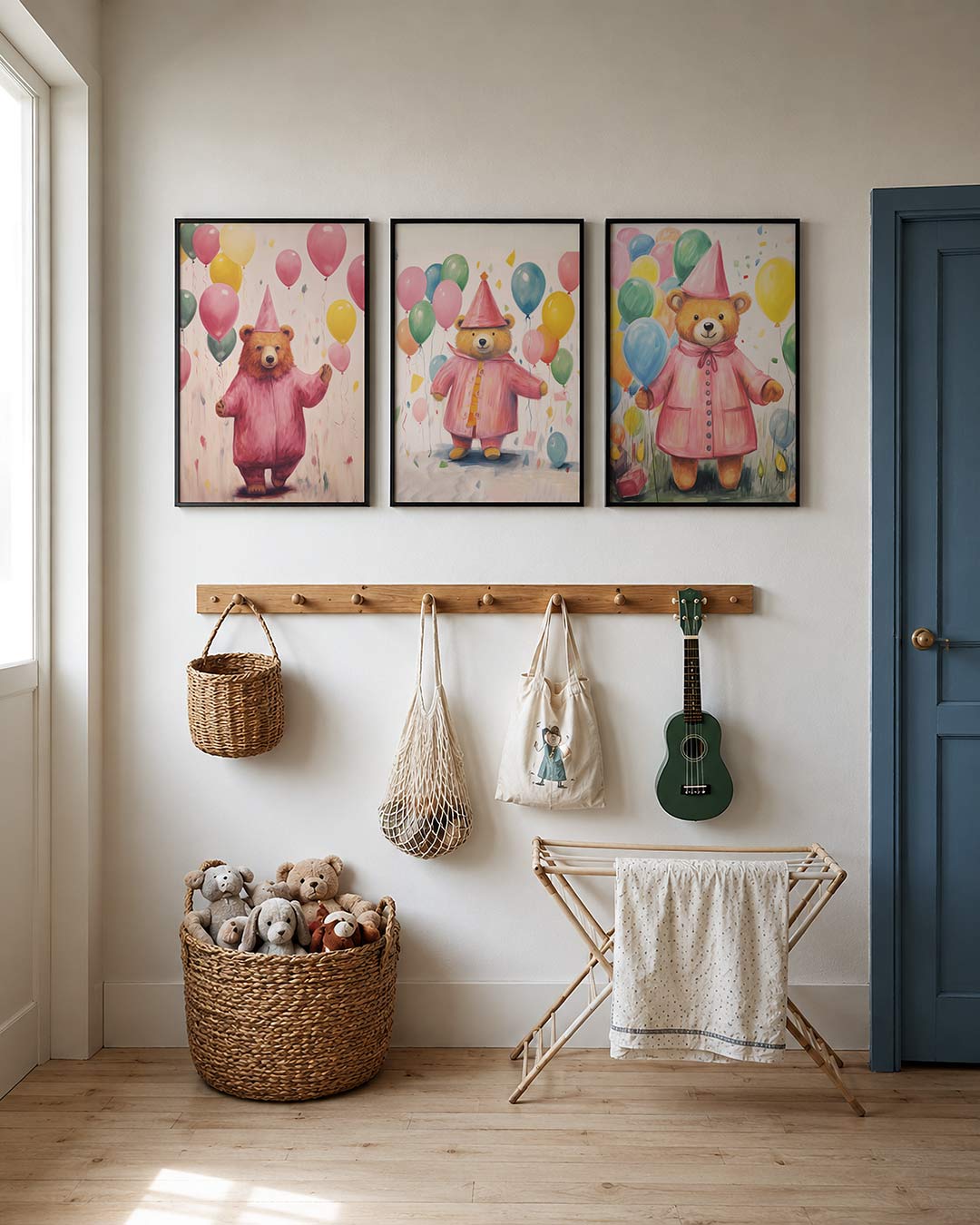 Vrolijke ballonbeer posterset – detailweergave – een schattige beer in een roze jas en hoed, omringd door