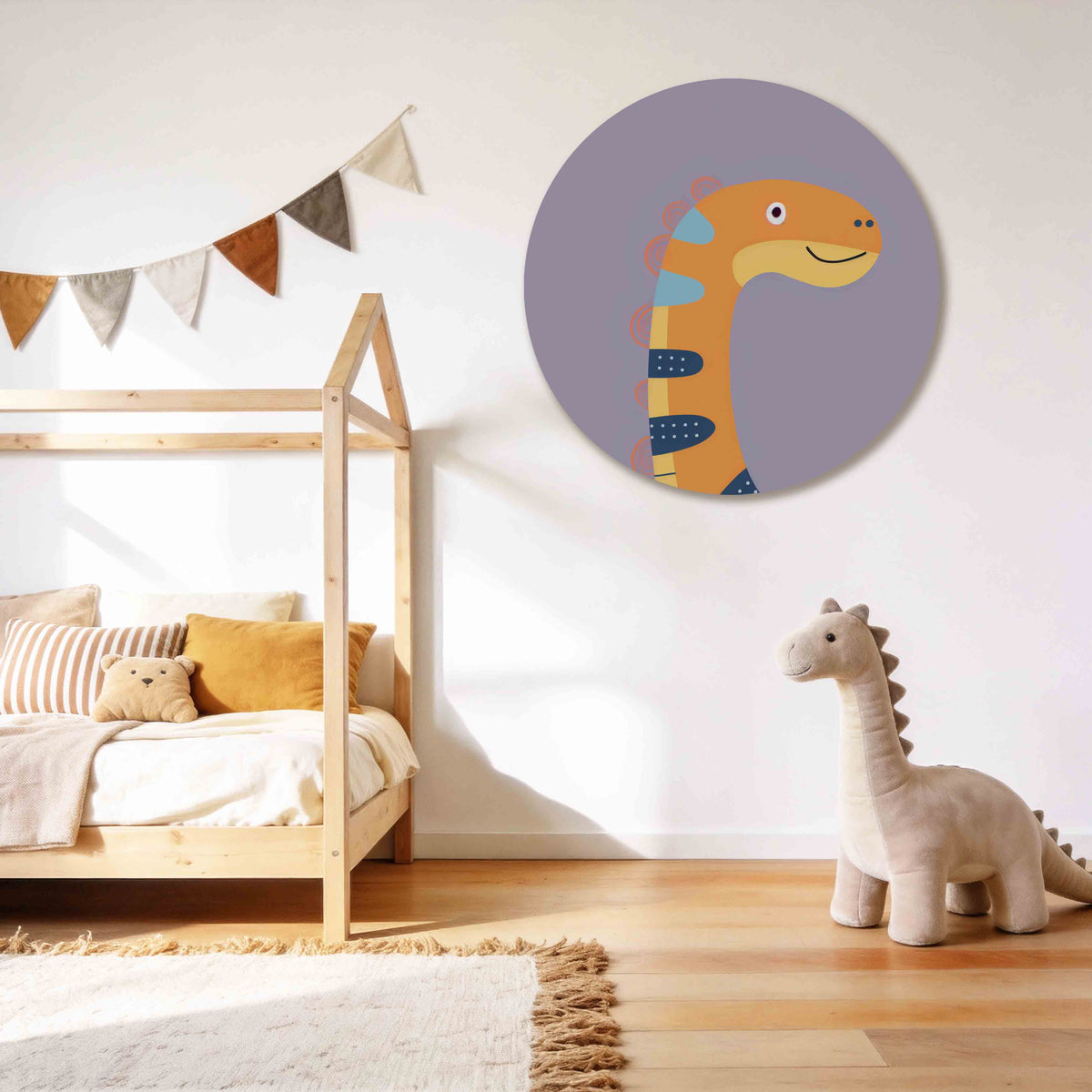 Oranje dinosaurus Muurcirkel – tweede productweergave – Een oranje dinosaurus met blauwe en gele accenten op een paarse