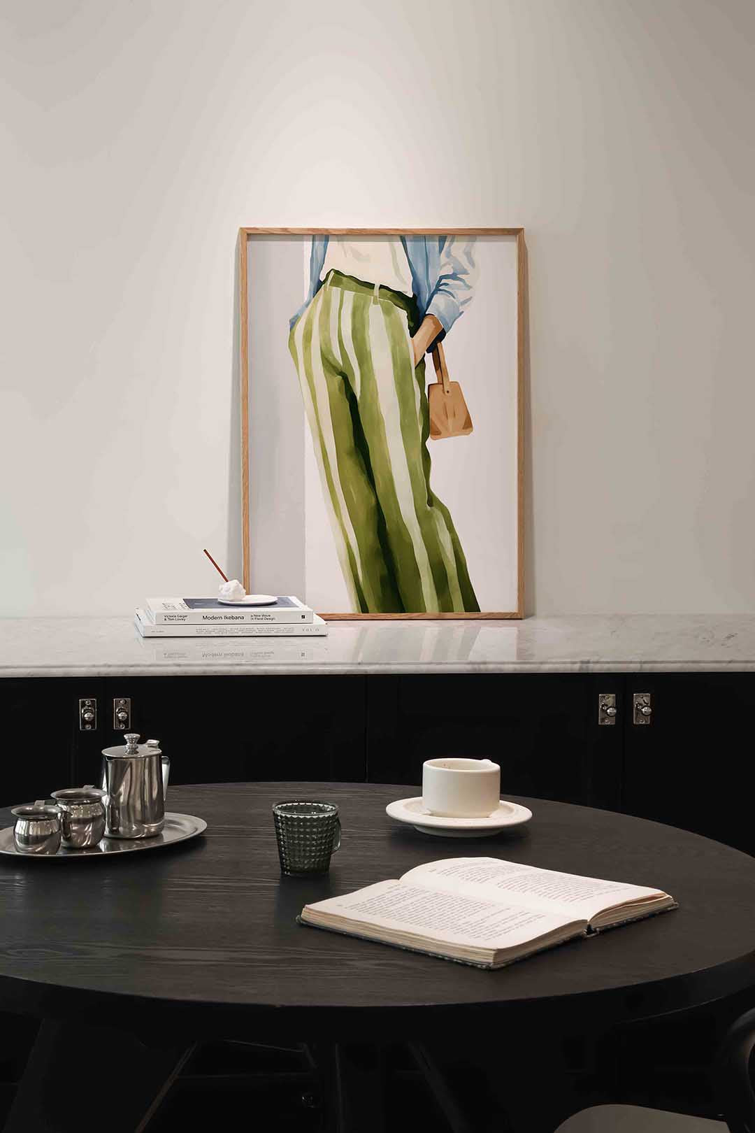 Gestreepte broek en tas – moderne poster in staand formaat