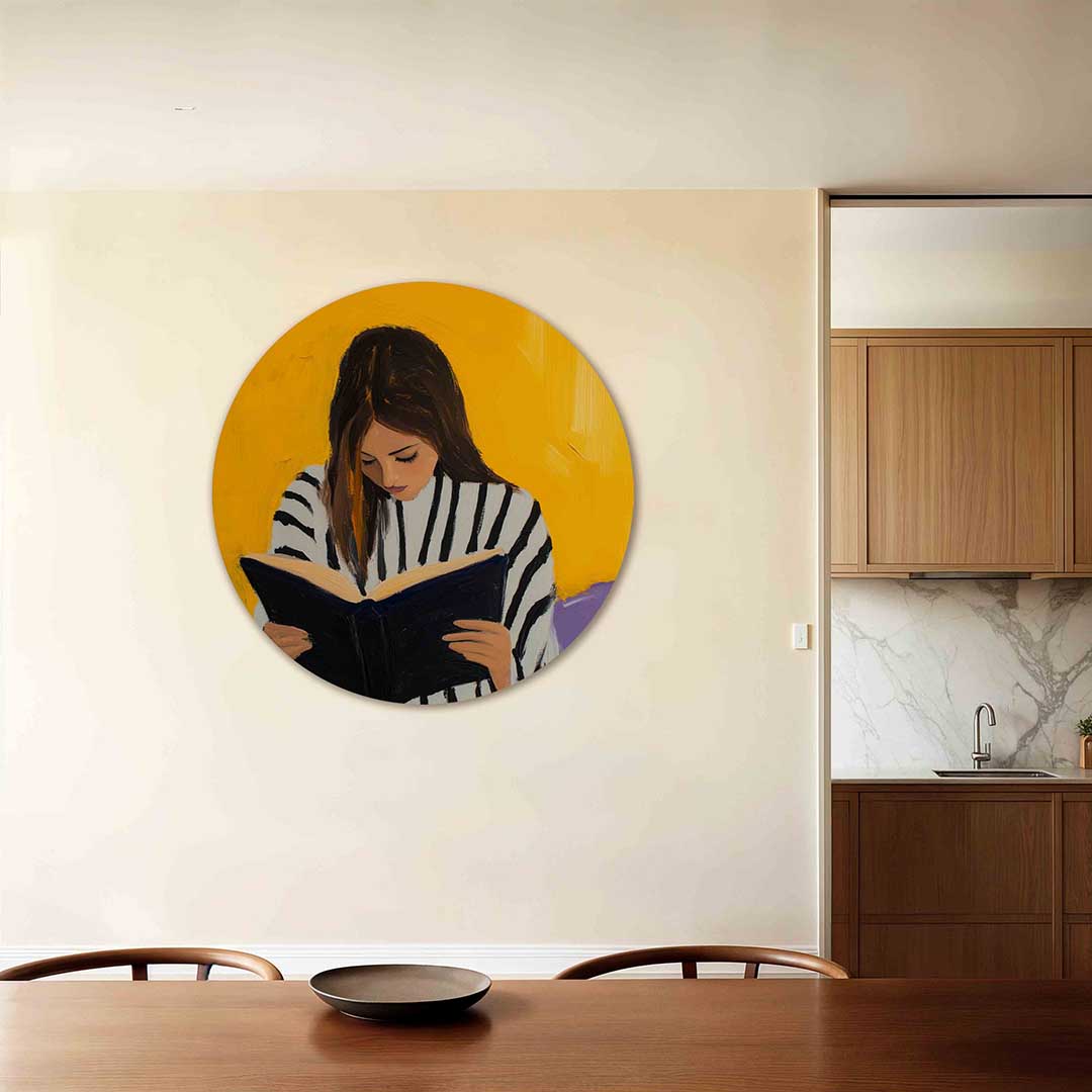 Lezende vrouw – ronde wanddecoratie met abstract ontwerp