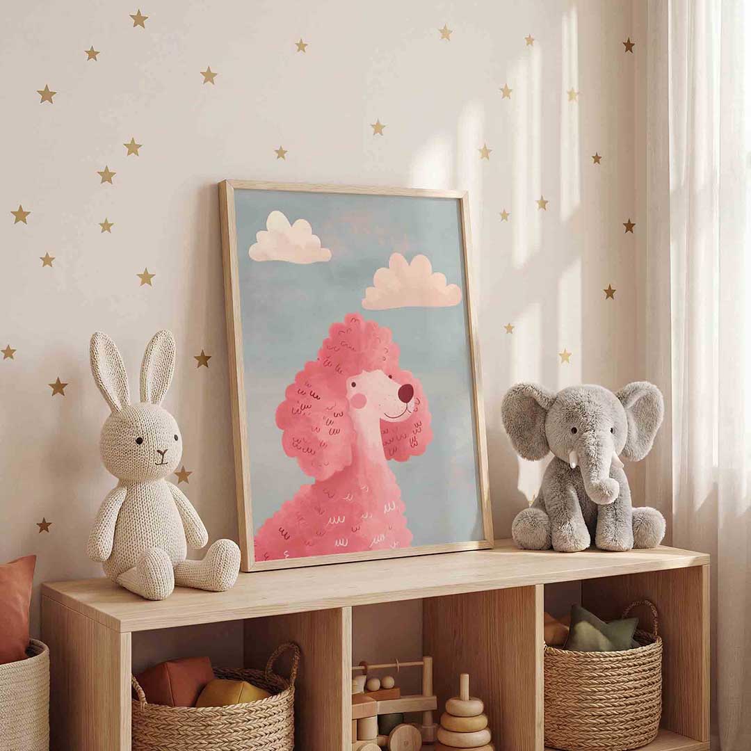 Roze poedel – staande kinderkamer wanddecoratie van WallArtistic