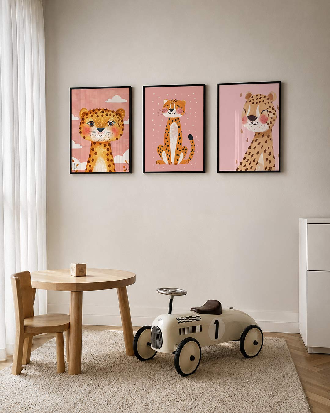 Vrolijke dierenportret posterset – tweede productweergave – een schattige luipaard met grote ogen en roze blosjes op
