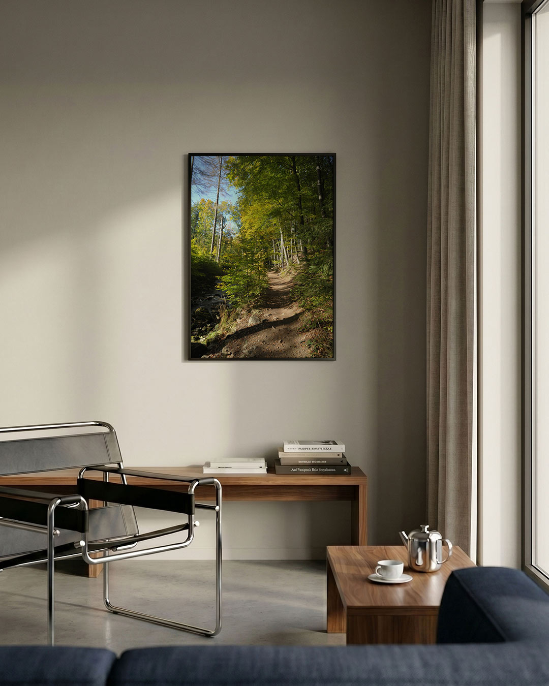 Boswandeling zonnig pad poster – detailweergave – een zonnig bospad omringd door hoge bomen en groene bladeren. Het licht