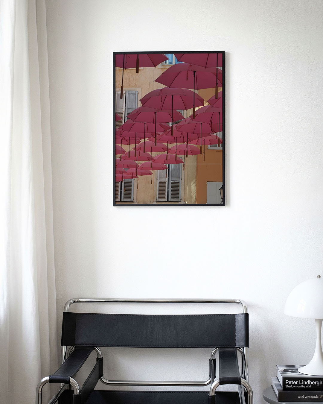 Vliegende paraplu's poster – derde productweergave – deze poster toont een lucht vol roze paraplu's tegen een achtergrond van