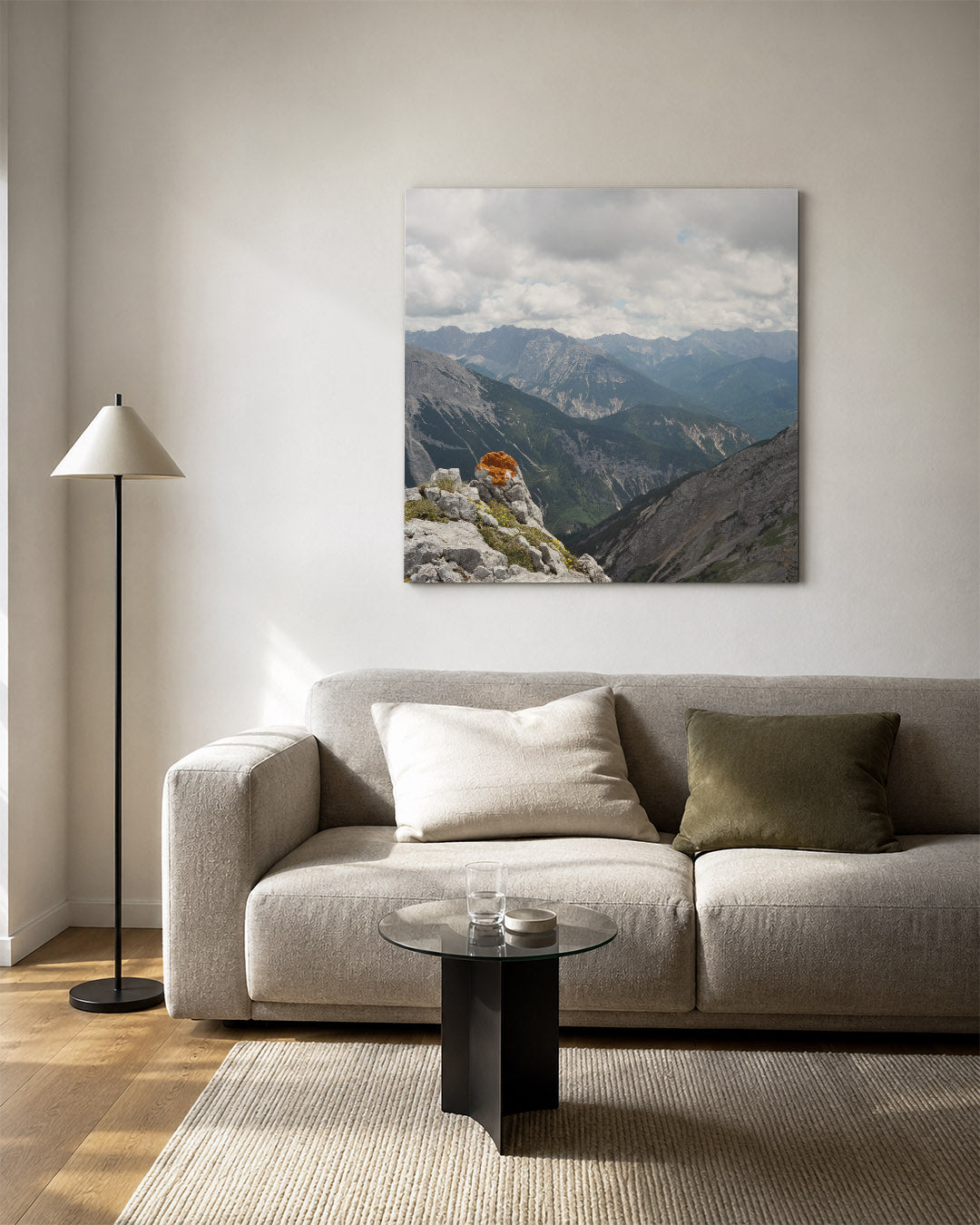 Berglandschap met wolken kunstwerk – vierkante wanddecoratie – deze kunstwerk toont een indrukwekkend berglandschap met