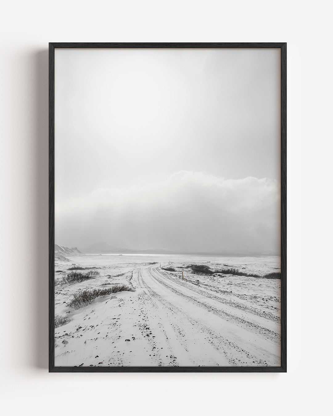 Winterse landschap poster – portret wanddecoratie – een serene winterse scène met een besneeuwd pad dat zich uitstrekt naar