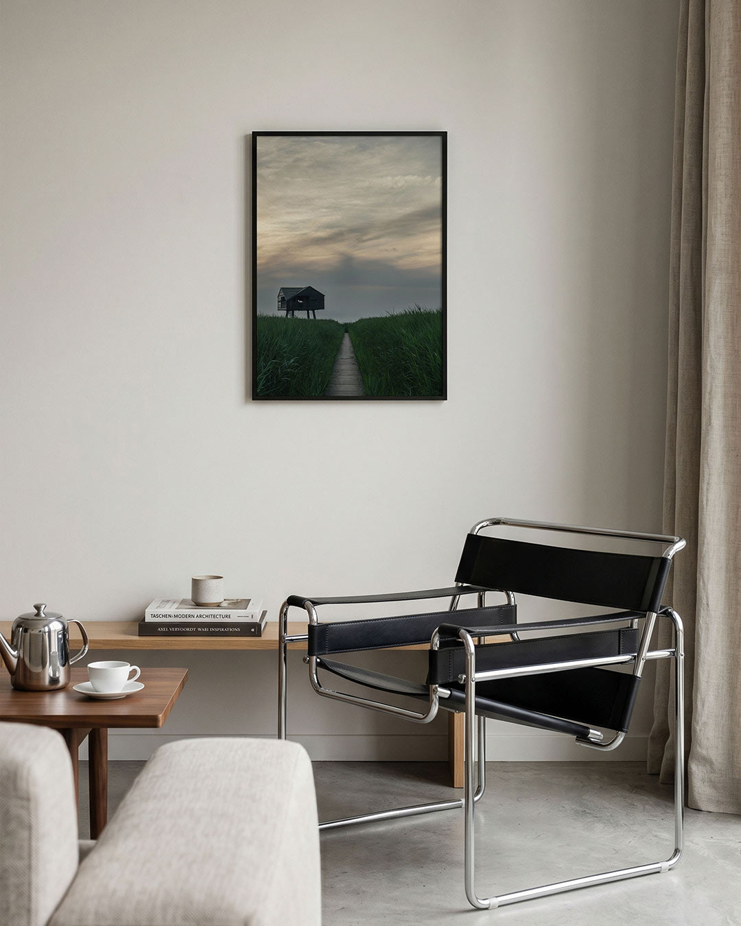 Houten huisje in gras poster – tweede productweergave – een houten huisje op palen staat in een weids graslandschap. De lucht