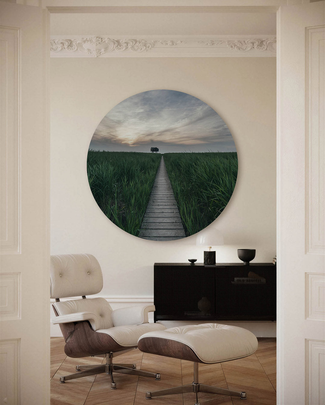 Houten pad door grasland – fotografische muurcirkel voor aan de muur