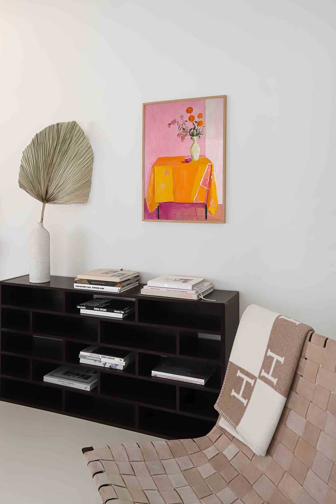 Bloemen op tafel – staande moderne wanddecoratie van WallArtistic