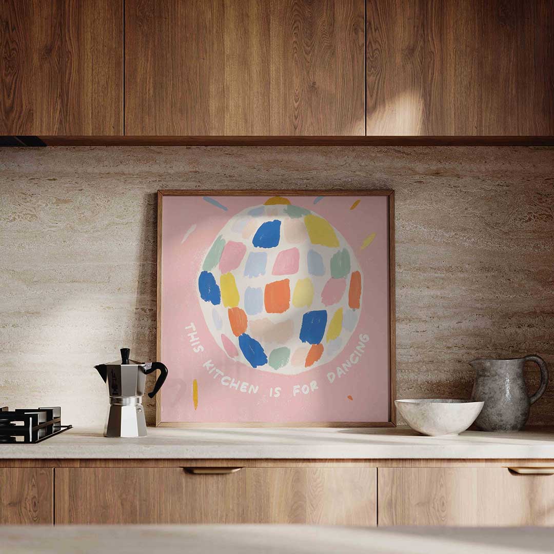 Gekleurde bol op roze – culinaire wandkunst als vierkante poster