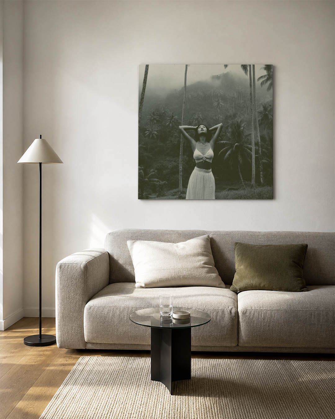 Tropische rust kunstwerk – detailweergave – een serene vrouw in een tropisch bos, omringd door hoge palmbomen en mistige