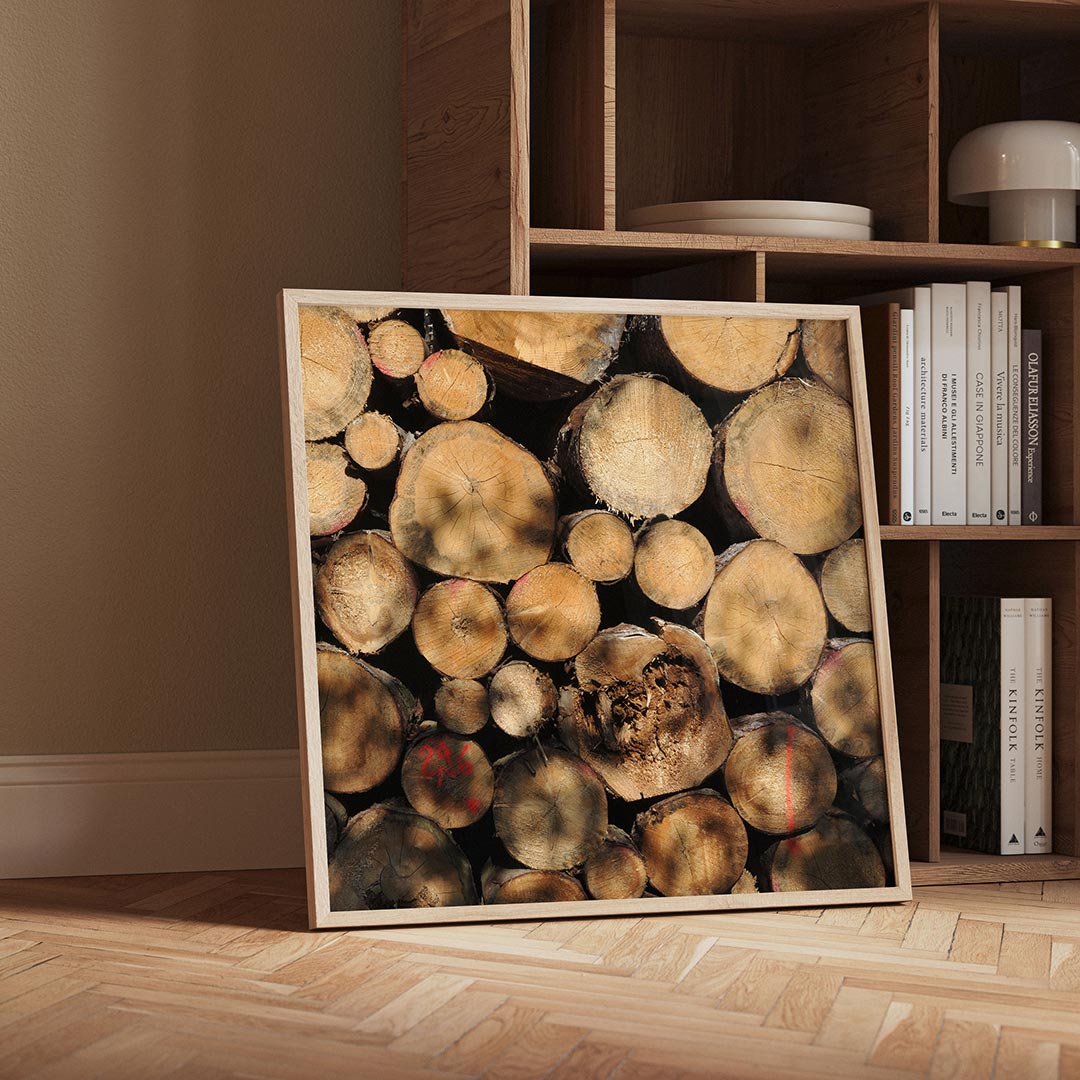 Houtstapel textuur poster – detailweergave – deze poster toont een stapel boomstammen met zichtbare jaarringen en schors. De