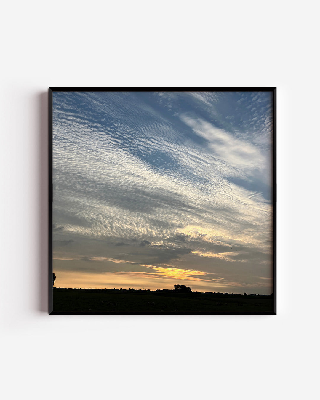 Luchtlandschap bij zonsondergang poster – vierkante wanddecoratie – deze poster toont een uitgestrekt wolkendek bij