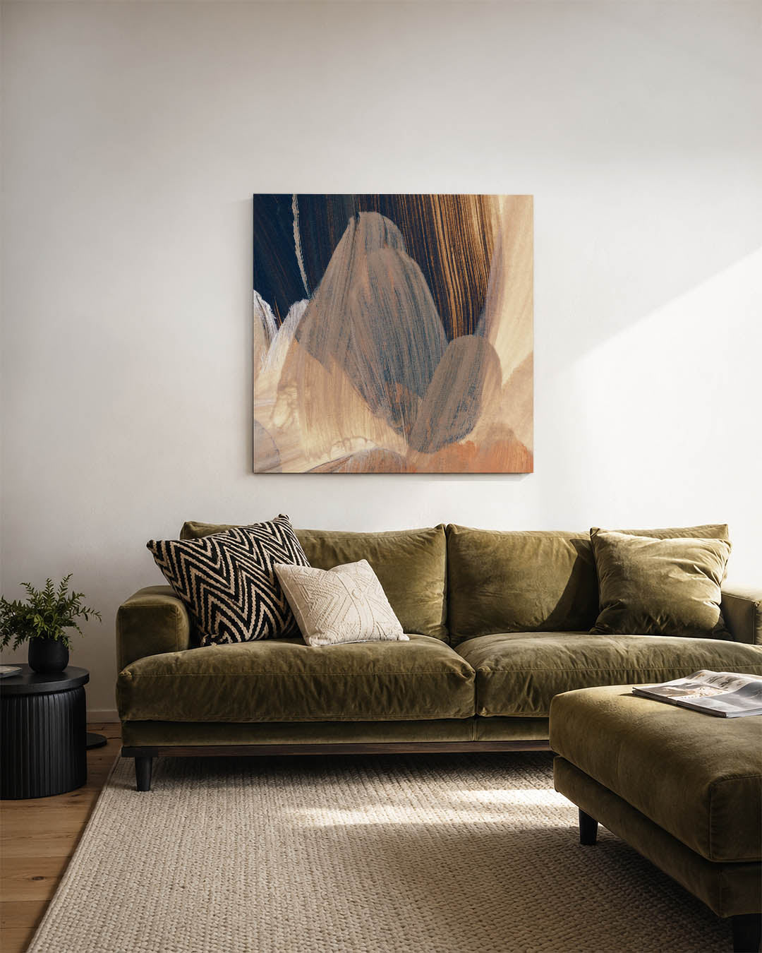 Penseelstreken kunstwerk – sfeerbeeld – dit werk toont vloeiende penseelstreken in een harmonie van blauw, beige en oranje
