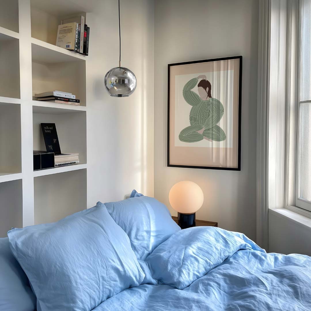Serene Elegantie: Stijlvolle Vrouw in Rust – staande moderne wanddecoratie van WallArtistic