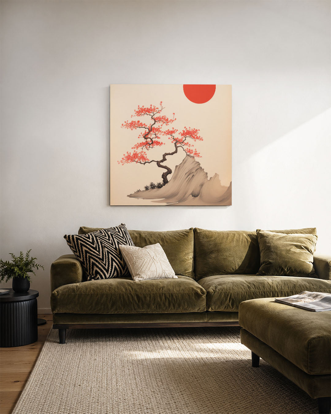 Boom en zon kunstwerk – derde productweergave – dit werk toont een sierlijke boom met rode bloemen tegen een beige