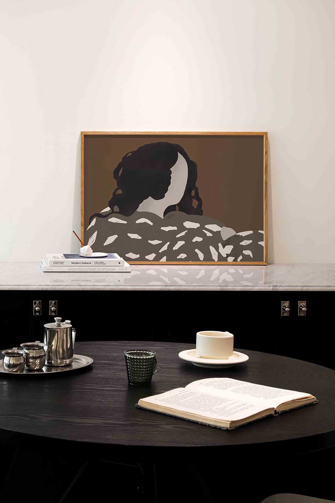 Vrouw met donkere krullen – portret poster in liggend formaat