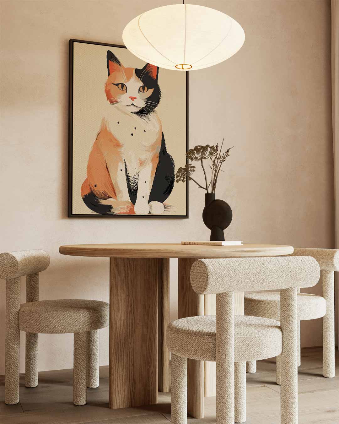 Schattige Driekleurige Kattenillustratie – staand kunstwerk voor modern interieur