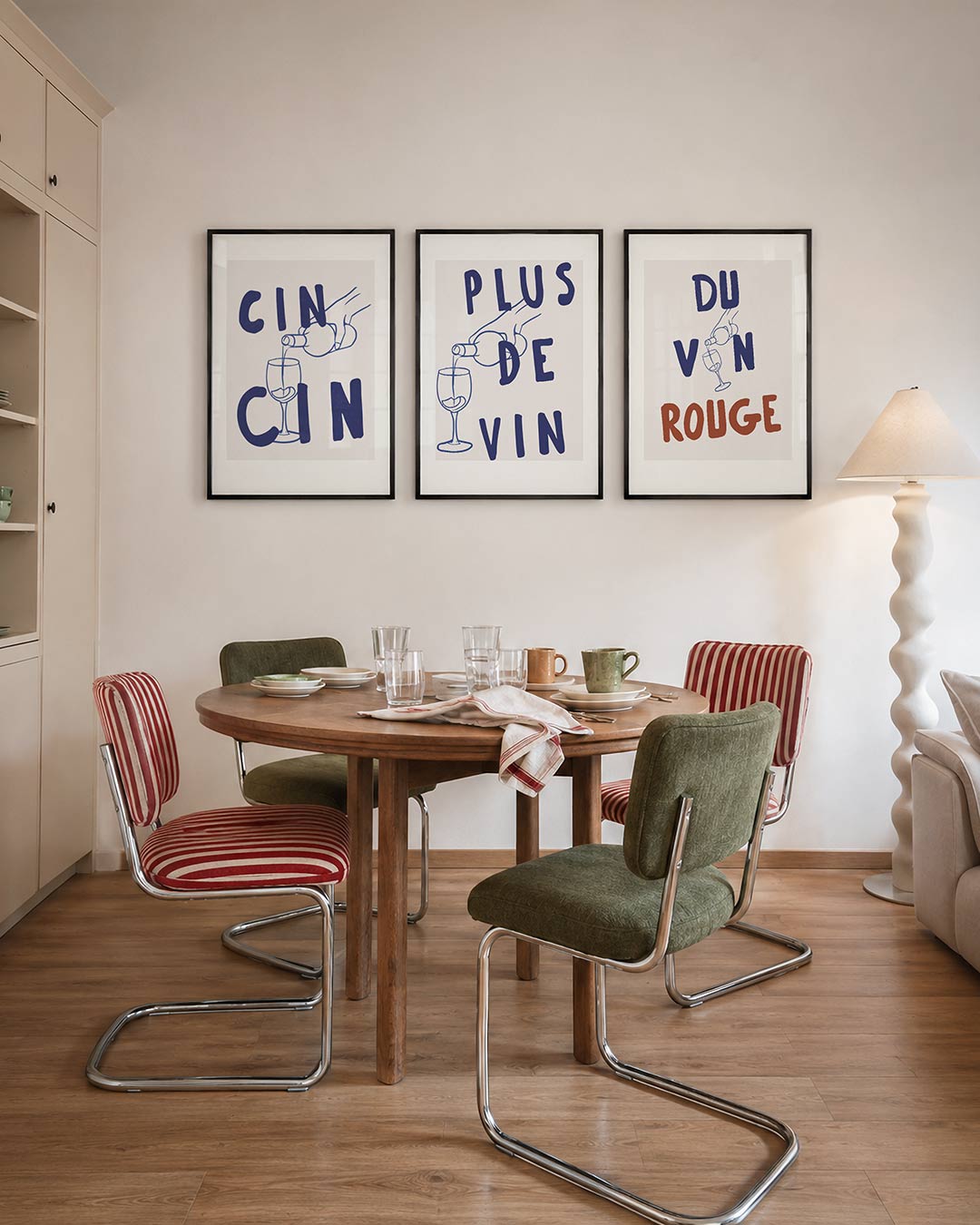 Lijnen en cheers – een speelse compositie met grote, blauwe letters en een eenvoudige