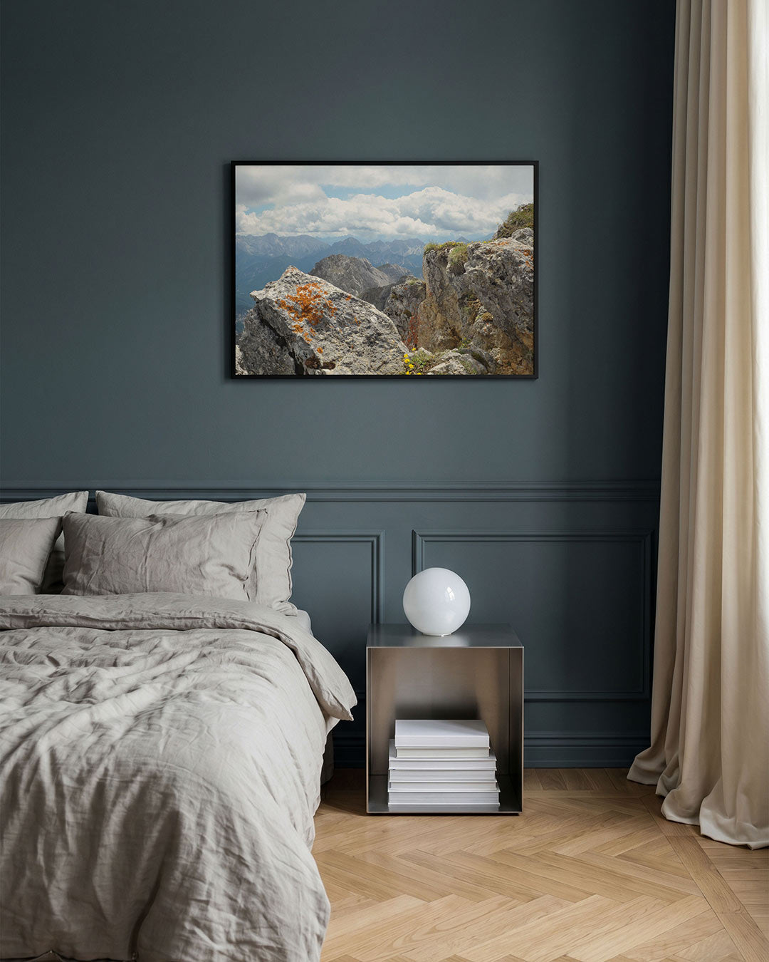 Berglandschap met rotsen poster – detailweergave – een indrukwekkend berglandschap met ruige rotsen en een heldere lucht. De