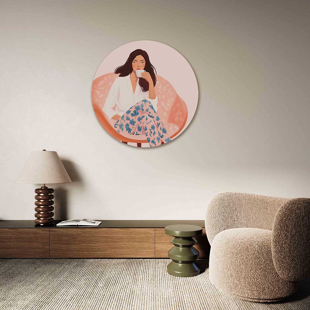 Vrouw met kopje – abstracte muurcirkel als ronde wanddecoratie